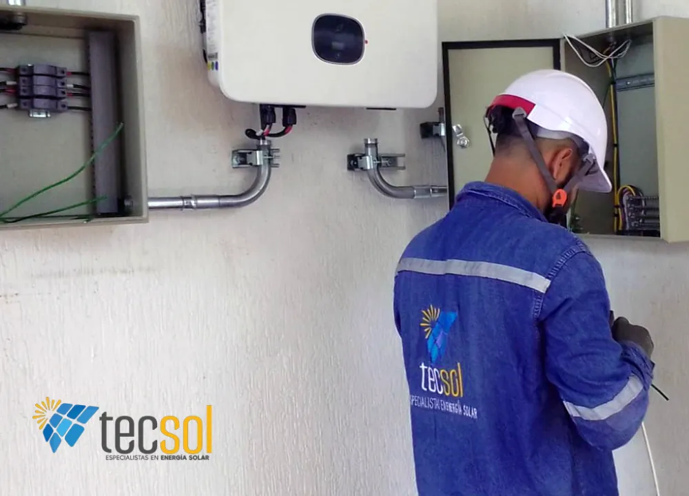 Técnico de TECSOL instalando paneles solares